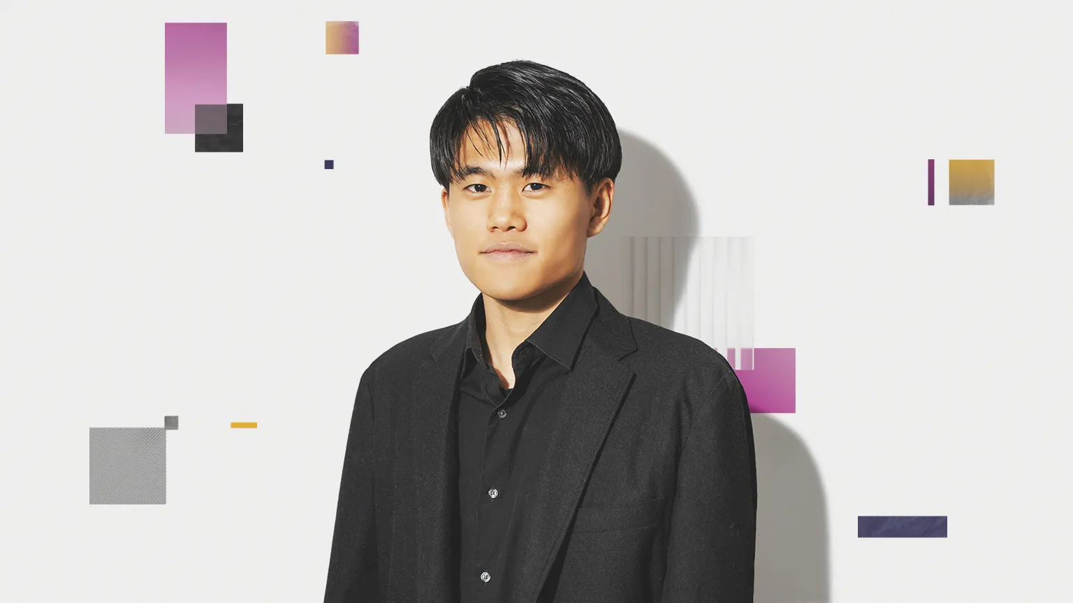 黒いシャツとジャケットを着用した若い男性のポートレートで、背景は白く、周囲に紫や黄色、グレーの幾何学的なグラデーションタイルやデジタルグリッドの要素が浮遊している。
